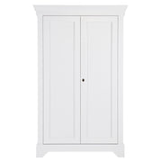 Matt fehér színű, 4 polcos, zárható kialakítású, kétszárnyas fenyőfa gardróbszekrény.