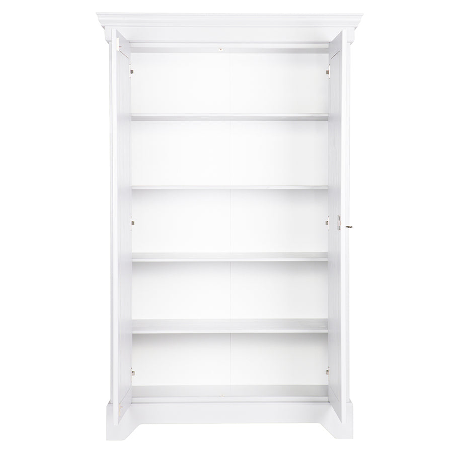 Matt fehér színű, 4 polcos, zárható kialakítású, kétszárnyas fenyőfa gardróbszekrény.