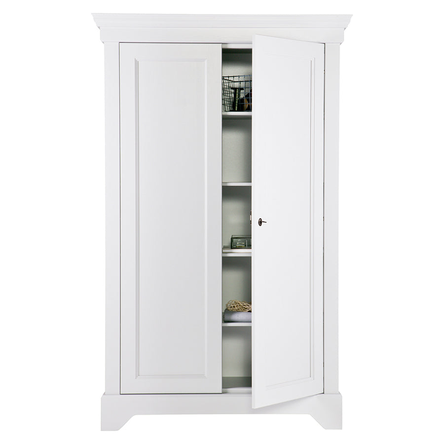 Matt fehér színű, 4 polcos, zárható kialakítású, kétszárnyas fenyőfa gardróbszekrény.