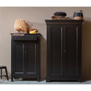 Matt fekete színű, 4 polcos, zárható kialakítású, kétszárnyas fenyőfa gardróbszekrény.