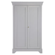 Matt szürke színű, 4 polcos, zárható kialakítású, kétszárnyas fenyőfa gardróbszekrény.