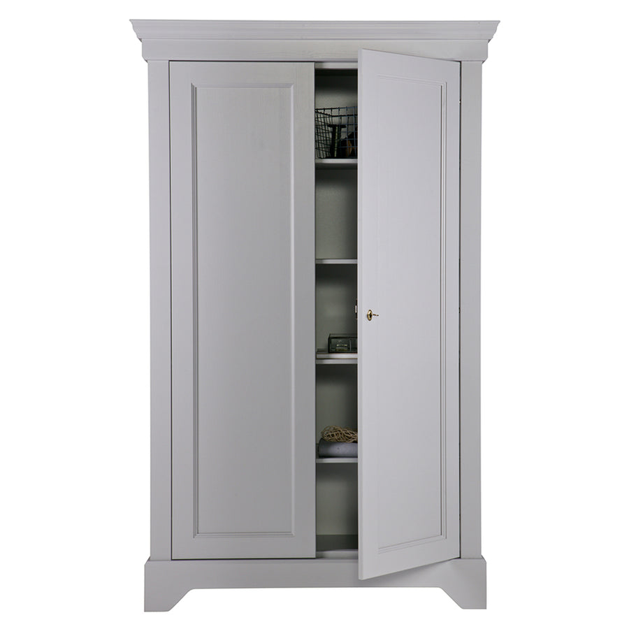 Matt szürke színű, 4 polcos, zárható kialakítású, kétszárnyas fenyőfa gardróbszekrény.