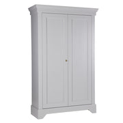 Matt szürke színű, 4 polcos, zárható kialakítású, kétszárnyas fenyőfa gardróbszekrény.