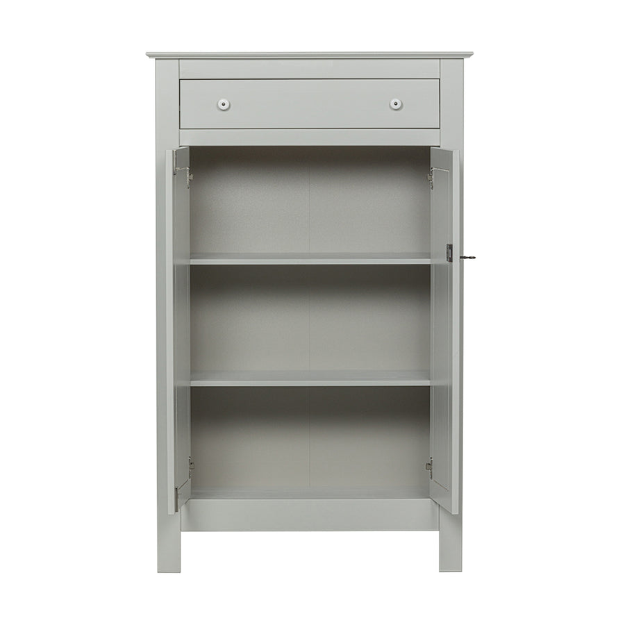 Szürke színű, zárható kialakítású, kétszárnyas fenyőfa komód.