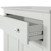 Szürke színű, zárható kialakítású, kétszárnyas fenyőfa komód.