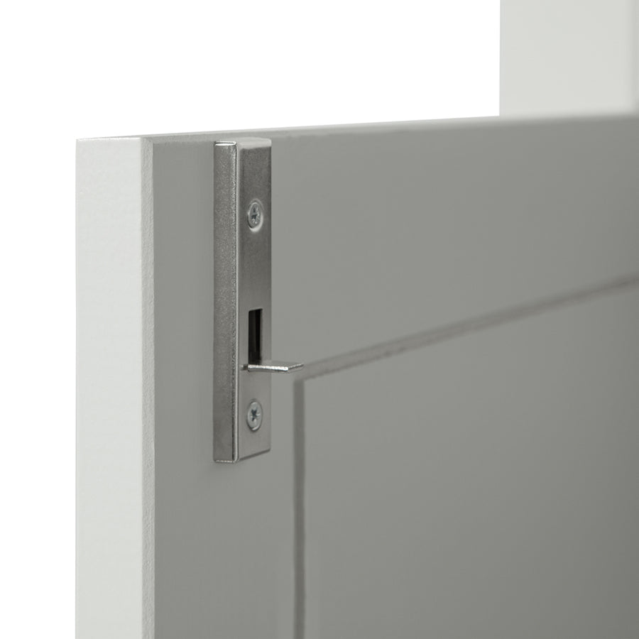 Szürke színű, zárható kialakítású, kétszárnyas fenyőfa komód.