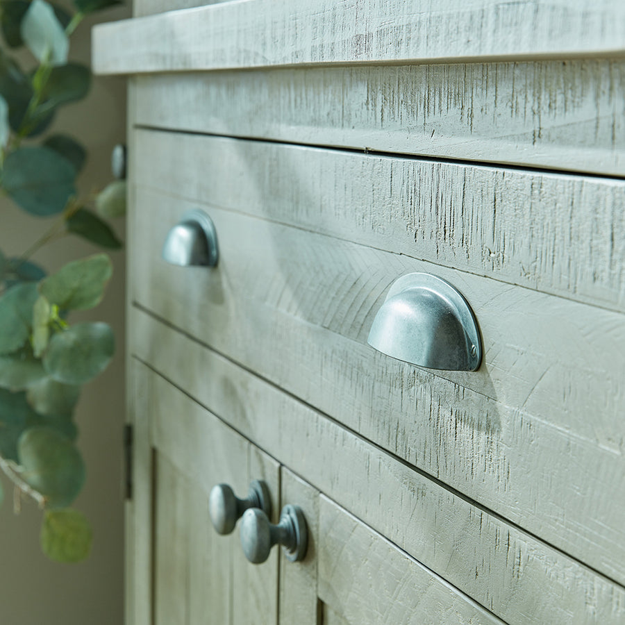 Tömör fenyőfából készült, mosott szürke színű, pácolt tálaló.