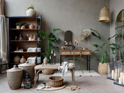 Fenyőfából készült, antik fekete színű 2 ajtós, 2 fiókos vitrines szekrény.