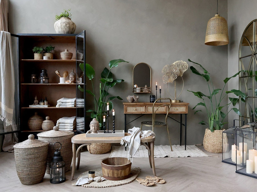 Fenyőfából készült, antik fekete színű 2 ajtós, 2 fiókos vitrines szekrény.