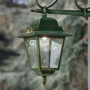 Ferroluce Gorizia kültéri fali lámpa üzem közben, oldalnézetből fotózva, a klasszikus lámpatest üvegablakai visszaverik a fényt.