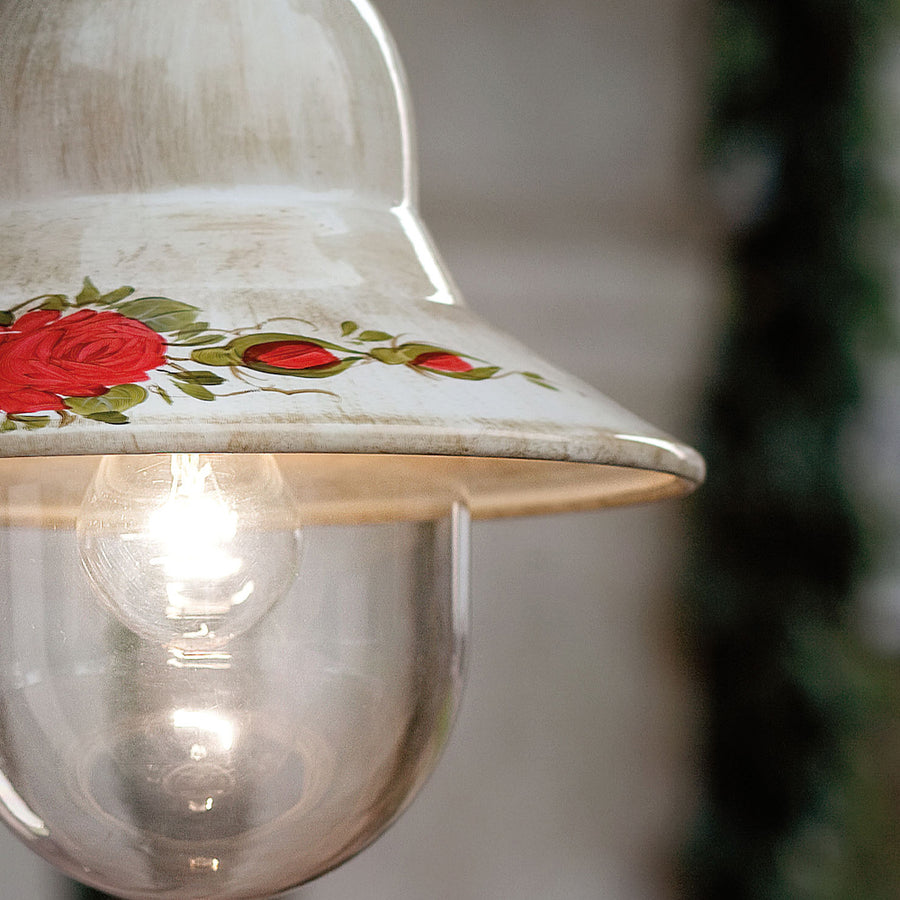 Ferroluce Imperia függeszték lámpa kézzel festett rózsamintás kerámiaernyővel és antikolt mázzal, részletfotó az üvegbúrával.