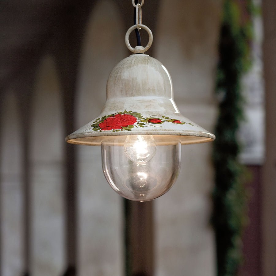 Ferroluce Imperia vintage stílusú függeszték lámpa kültéri használatra, láncos rögzítéssel, rózsamintás kerámia lámpatesttel és átlátszó üvegbúrával.