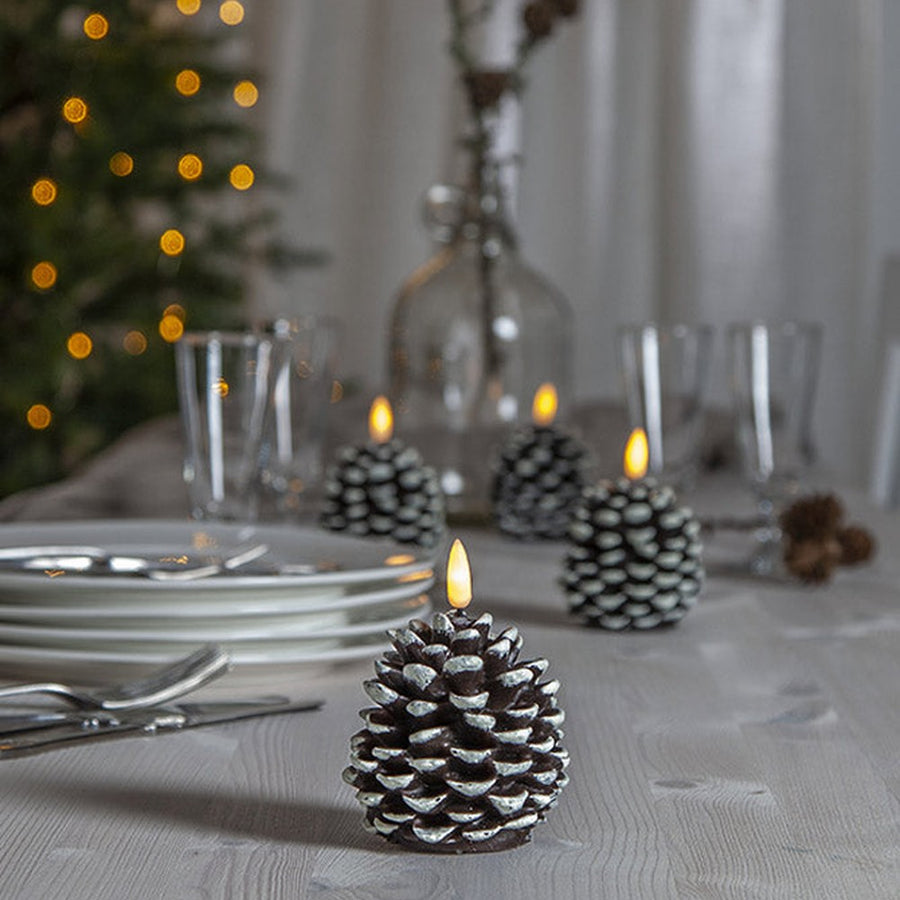 Havas fenyőtoboz formájú LED gyertya.