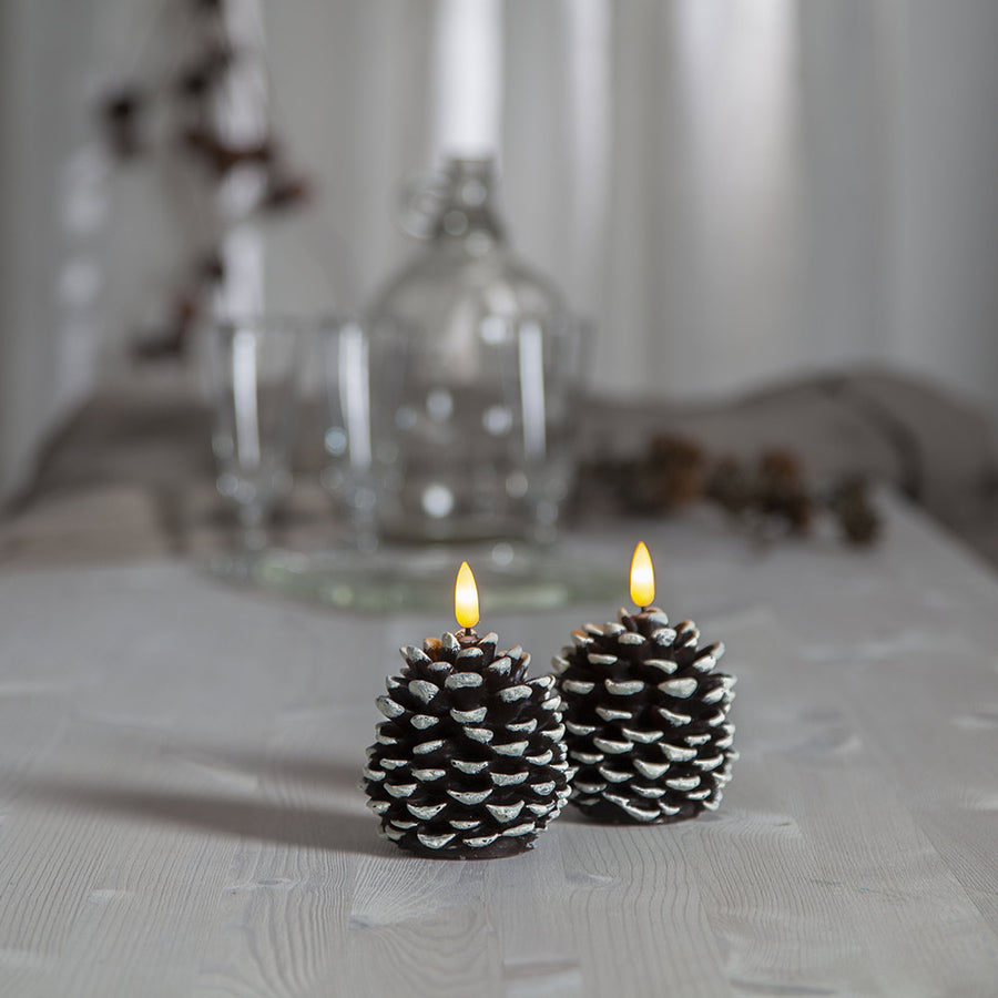 Havas fenyőtoboz formájú LED gyertya.