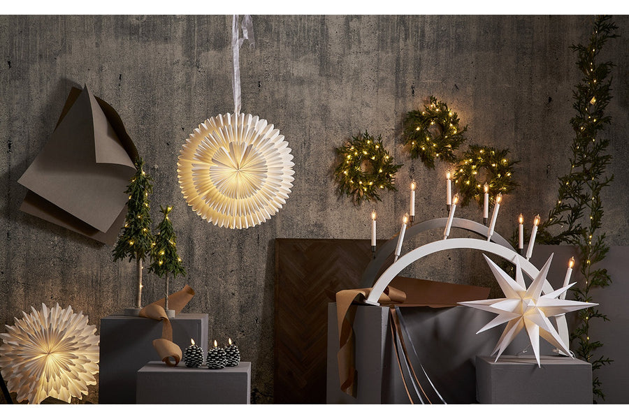 Havas fenyőtoboz formájú LED gyertya.