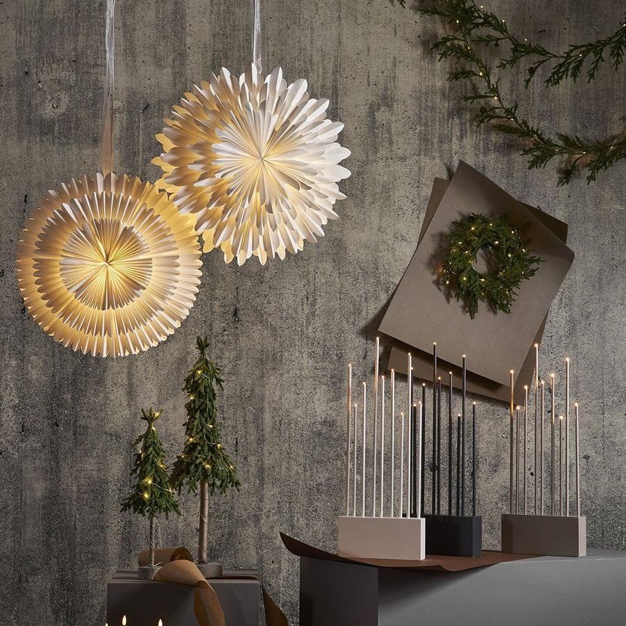 Havas fenyőtoboz formájú LED gyertya.