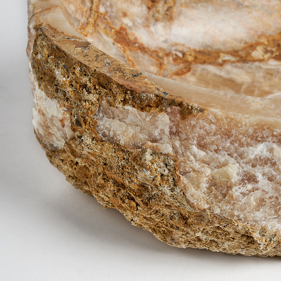 Borostyánszínű, ónix kőből készült mosdótál.