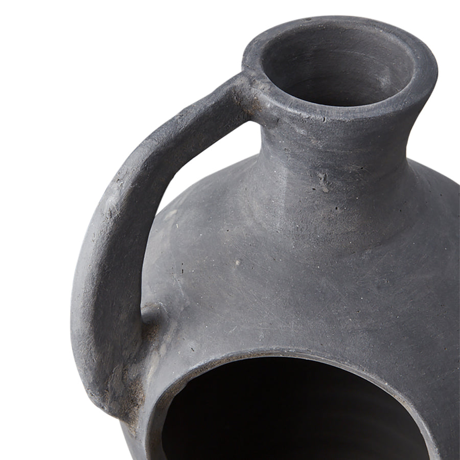 Korsó formájú, kézműves terrakotta lámpás.