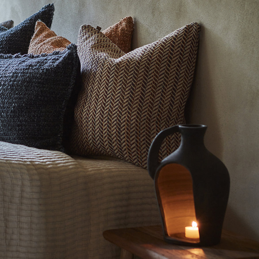 Korsó formájú, kézműves terrakotta lámpás.