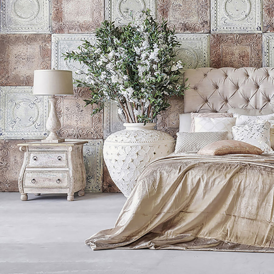 Shabby Chic stílusú, patinás felületű asztali lámpa.