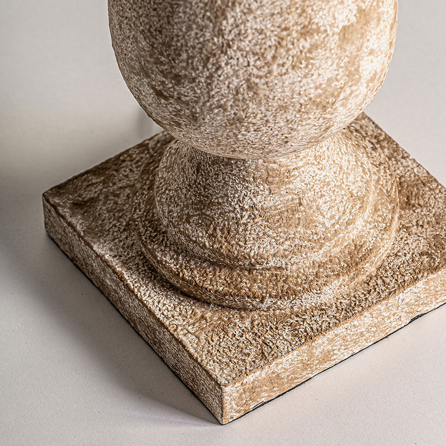 Shabby Chic stílusú, patinás felületű asztali lámpa.