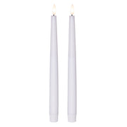 Két darab fehér színű, karcsú LED gyertya égő lánghatással, fehér talppal, fehér háttér előtt.
