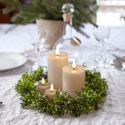 Flow LED gyertya kollekció bézs színben – elemes LED gyertyák koszorúval díszítve, ünnepi asztaldekorációként, élethű gyertya fény esküvőre, karácsonyra vagy vacsorához.