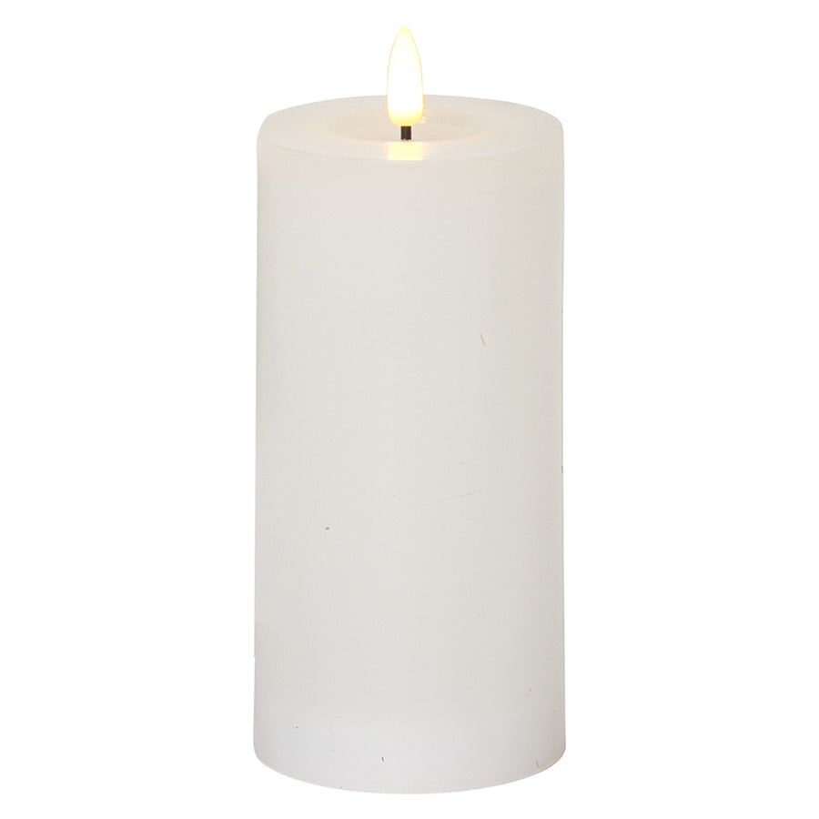 Fehér, henger alakú LED gyertya meleg fényű lánggal, a Star Trading FLOW kollekció 7,5 x 17,5 cm-es, élethű viaszbevonatú változata.