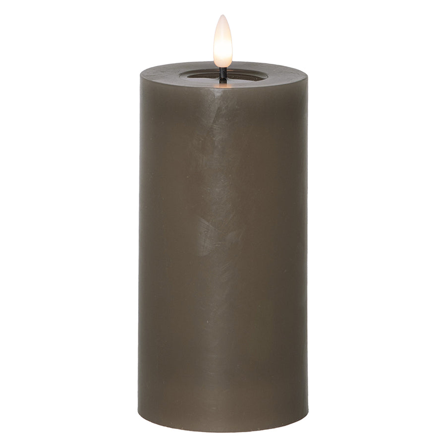 Szürkésbarna, henger alakú LED gyertya meleg fehér lánggal, fehér háttér előtt, 17,5 cm magas kivitelben.