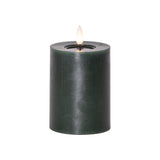 Zöld LED oszlopgyertya valódi viaszból, élethű pislákoló lánggal, fehér háttérrel, webshop termékfotóként.