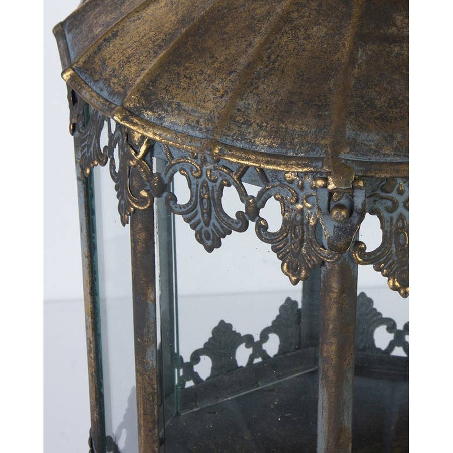 Antikolt felületű, függeszthető fém lámpás.