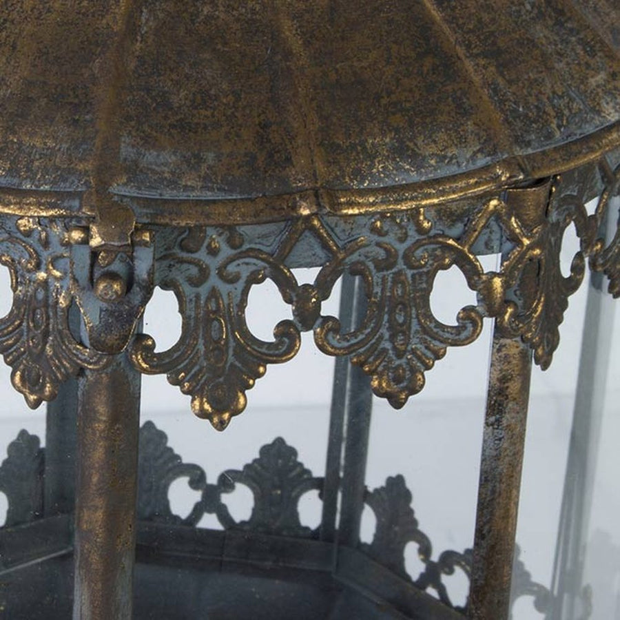 Antikolt felületű, függeszthető fém lámpás.