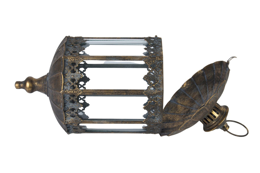 Antikolt felületű, függeszthető fém lámpás.