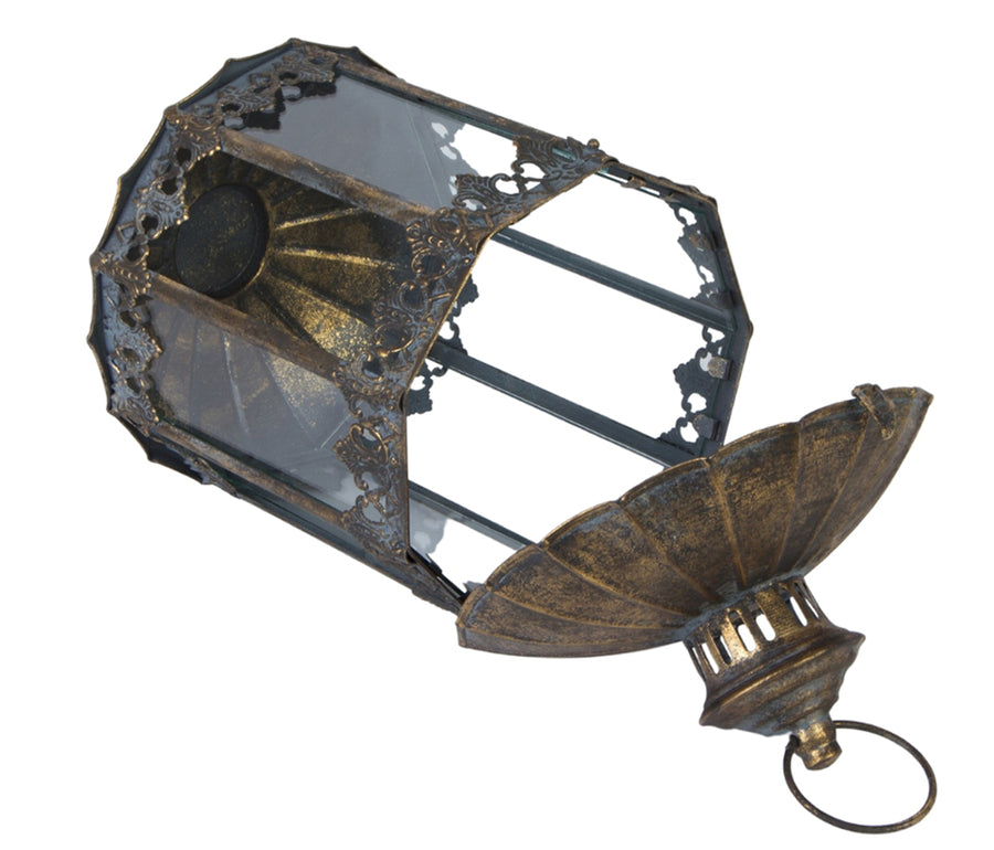 Antikolt felületű, függeszthető fém lámpás.