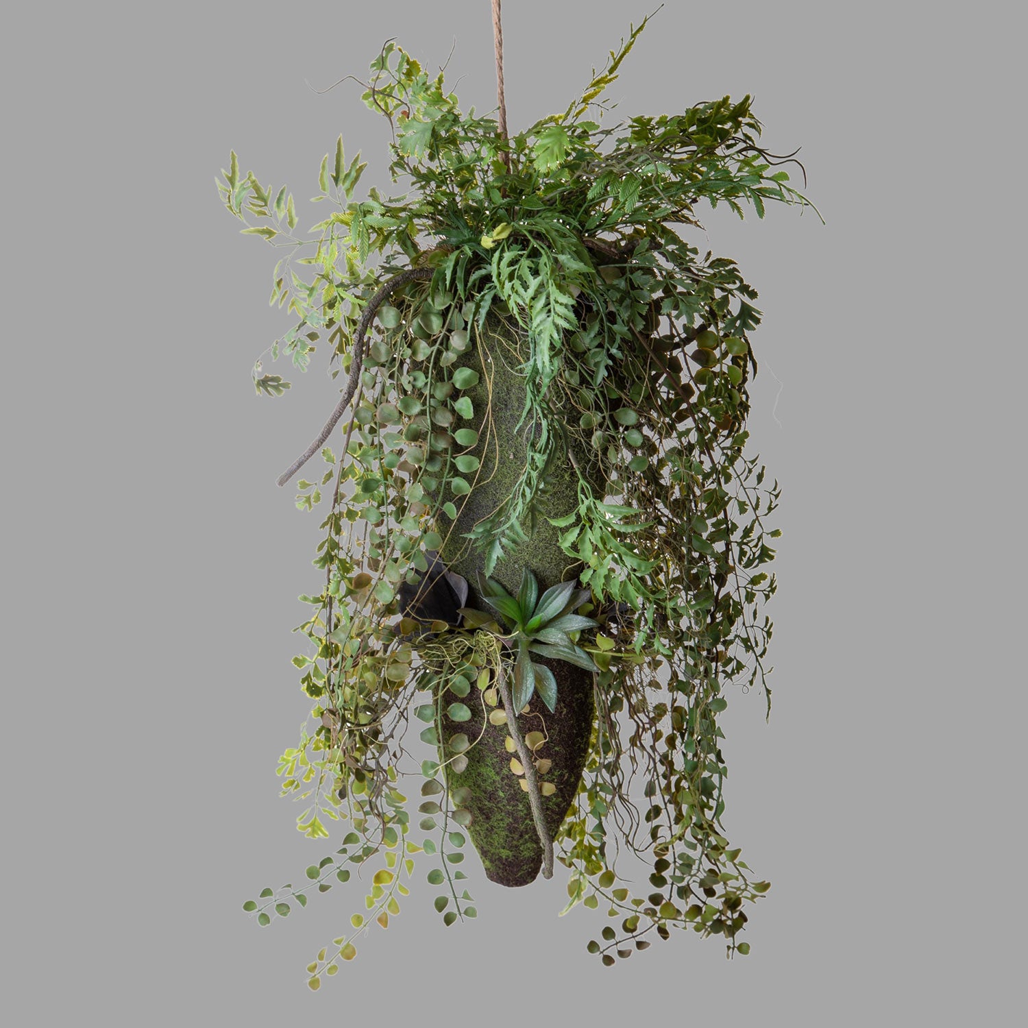 Különböző fajtájú, zöld műnövényekből készült, függeszthető dekoráció.