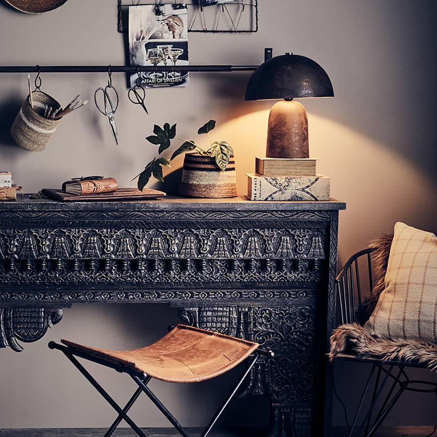 Barna színű, gomba formájú, fém design asztali lámpa.