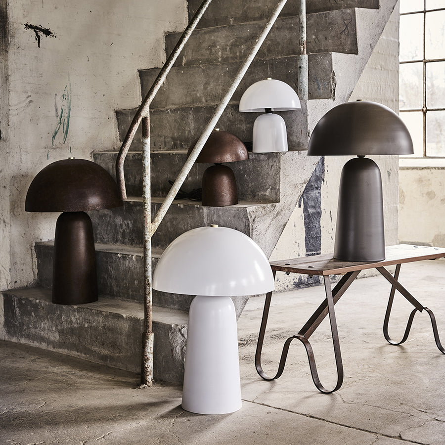 Barna színű, gomba formájú, fém design asztali lámpa.