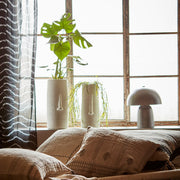 Bézs színű, gomba formájú, fém design asztali lámpa.