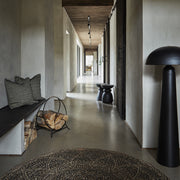 Fekete színű, gomba formájú, fém design állólámpa.