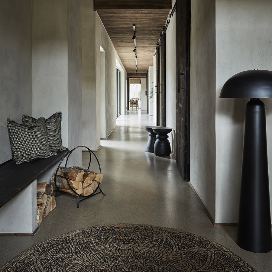 Fekete színű, gomba formájú, fém design állólámpa.