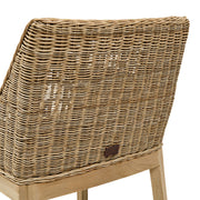 A GASSIN étkezőfotel fonott rattan háttámlája hátulról, Riviéra Maison márkajelzéssel.