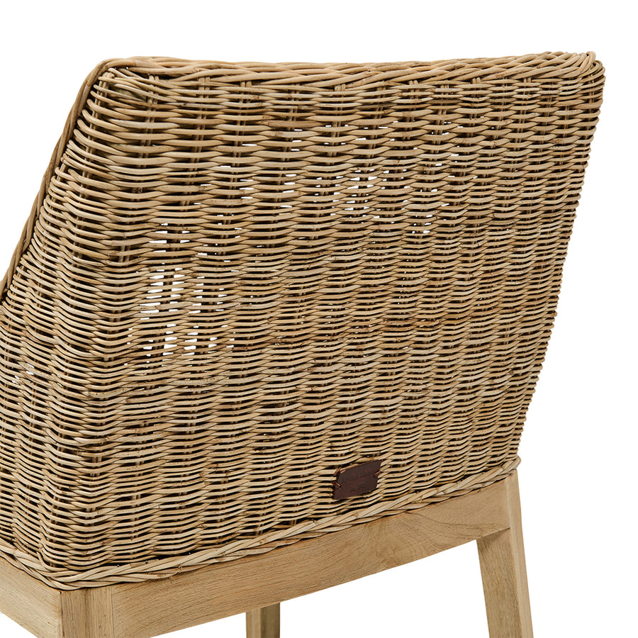A GASSIN étkezőfotel fonott rattan háttámlája hátulról, Riviéra Maison márkajelzéssel.