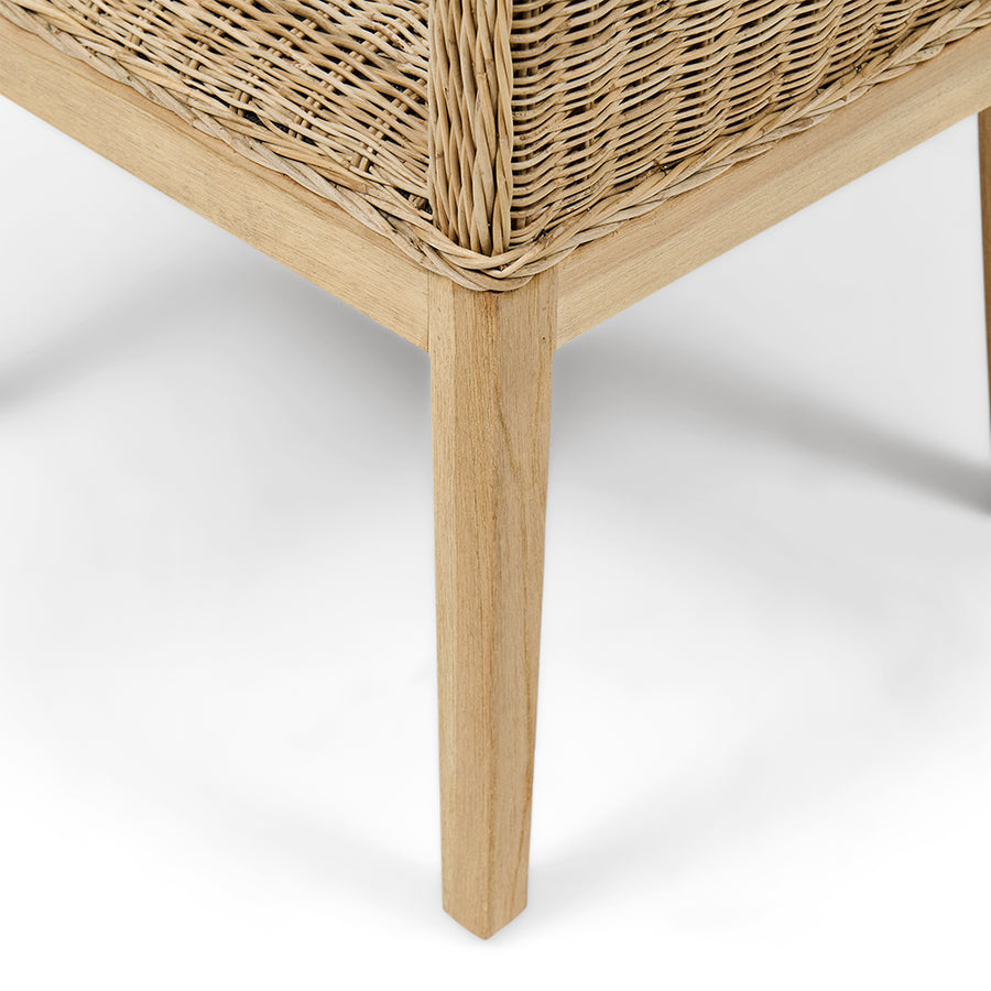 A GASSIN étkezőfotel mahagónifa lábának és fonott rattan karfájának közeli részlete.