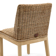 A GASSIN étkezőszék rattan háttámlája hátulról, Riviéra Maison márkajelzéssel és mahagónifa vázzal.