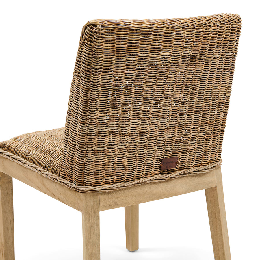 A GASSIN étkezőszék rattan háttámlája hátulról, Riviéra Maison márkajelzéssel és mahagónifa vázzal.