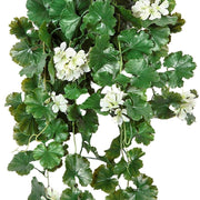 Közelről fotózott krém színű UV-álló mű muskátli, élethű részletekkel