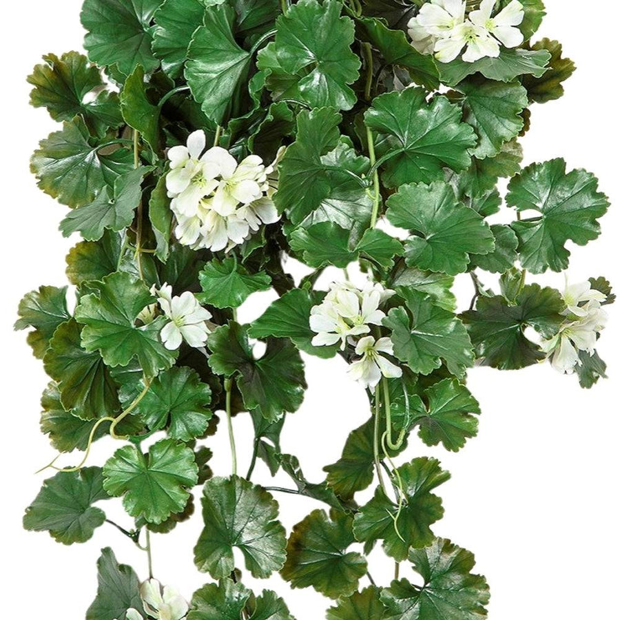 Közelről fotózott krém színű UV-álló mű muskátli, élethű részletekkel