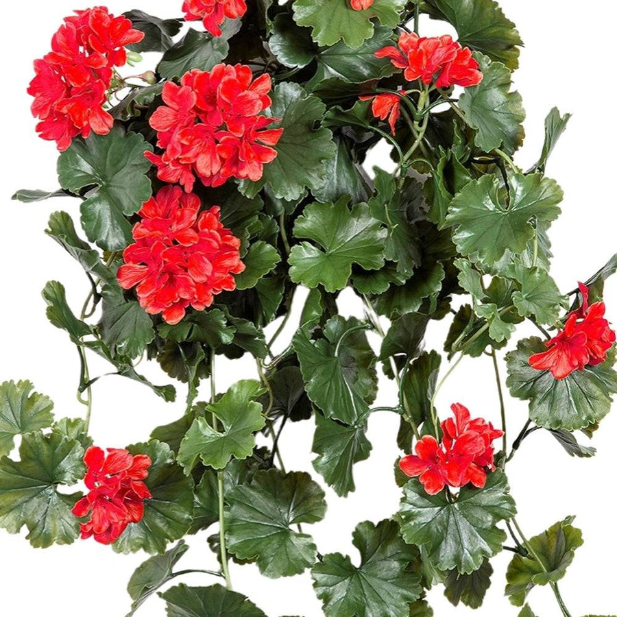 Közelről fotózott piros UV-álló mű muskátli levelekkel és élethű virágokkal