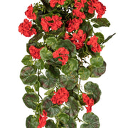 élethű mű muskátli piros virágok és zöld levelek közelről