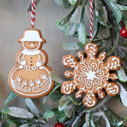 Hópehely és hóember formájú, mézeskalács karácsonyfadísz.